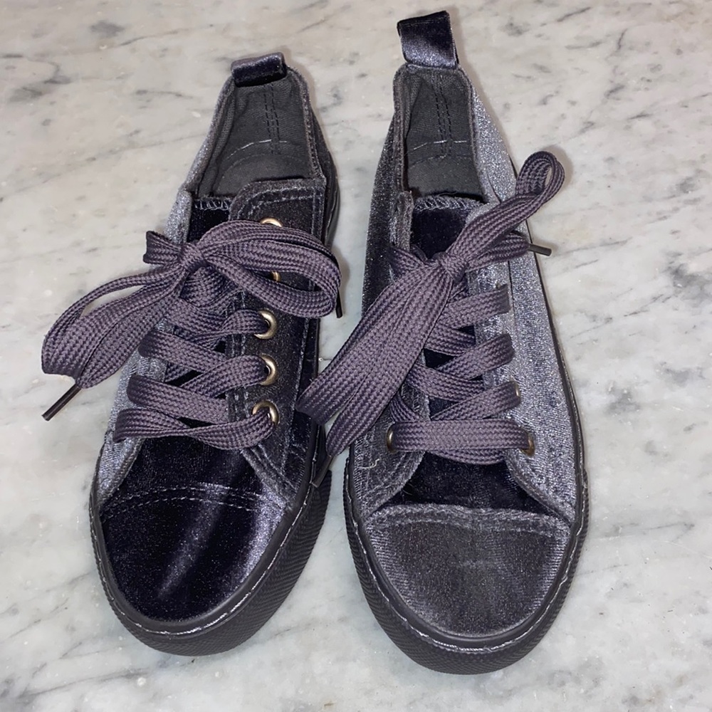 NWOT TWISTED TENNIS SHOES SIZE 12